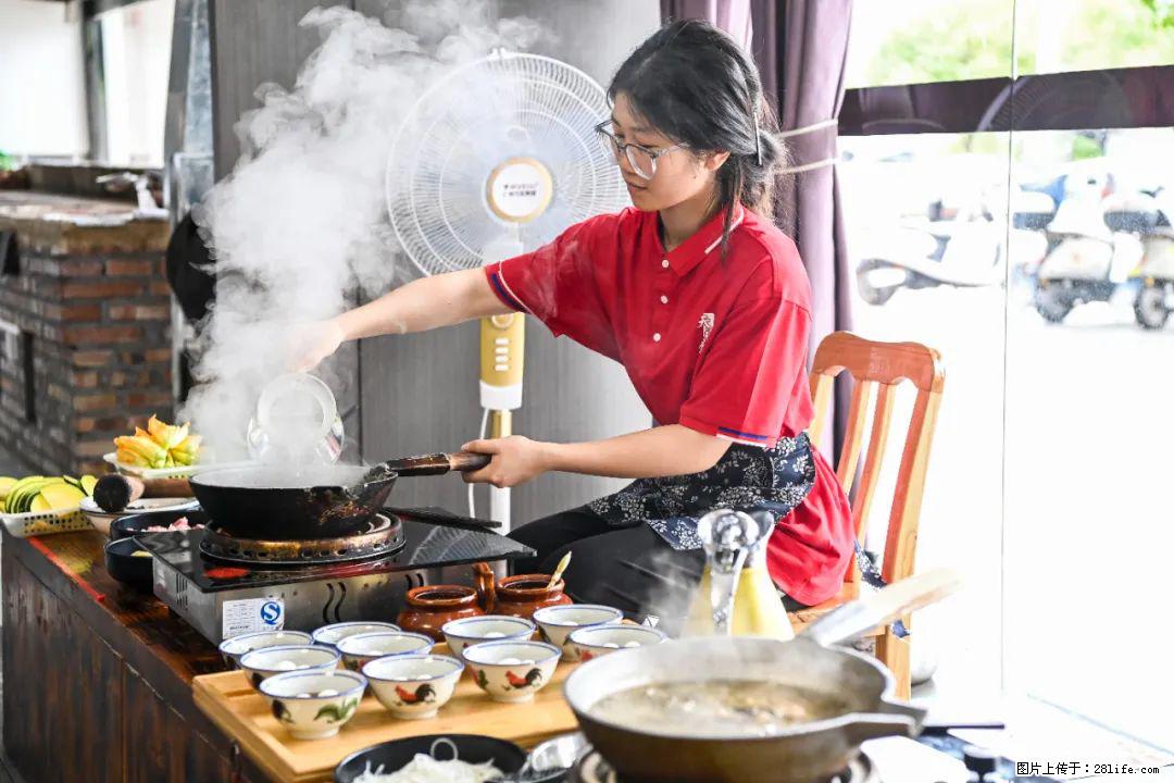 全网追的“扁担女孩”,找了一份暑假工,时薪12元 - 中卫生活资讯 - 中卫28生活网 zw.28life.com